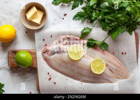 pesce piatto di sogliola crudo pronto per essere cucinato in stile meuniere, ricetta tradizionale francese, vista dall'alto Foto Stock
