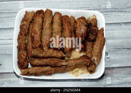 Cucina araba tradizionale cibo di manzo Kofta, kebab e tarb kofta shish che è carne macinata avvolto in agnello grasso carbone alla griglia e servito su piatto Foto Stock
