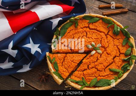 Torta di zucca con piatto bandiera americana Foto Stock