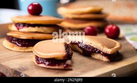 Dorayaki tradizionale con Anko. Dorayaki è un tipo di dolce giapponese che consiste di due torte rotonde riempite con anko, che è una pasta di fagioli m Foto Stock