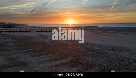 vista aerea dell'alba sulla spiaggia di littlehampton sulla costa occidentale del sussex Foto Stock