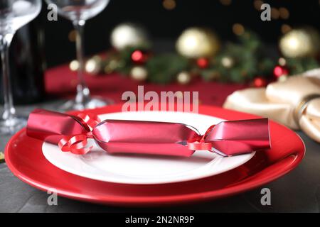 Cracker rosso brillante Natale sul tavolo, primo piano Foto Stock