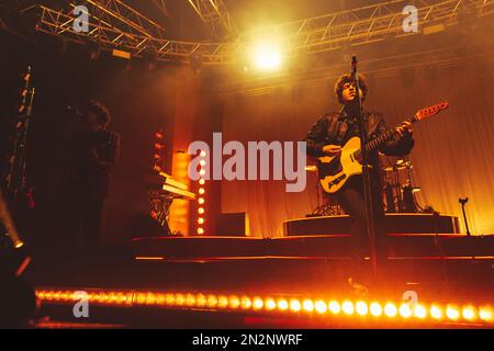 Milano, Italia. 01st Feb, 2023. La band indie-rock britannica The Kooks si esibirà dal vivo al Fabrique di Milano il 1 febbraio 2023 (Photo by Maria Laura Arturi/NurPhoto) Credit: NurPhoto SRL/Alamy Live News Foto Stock