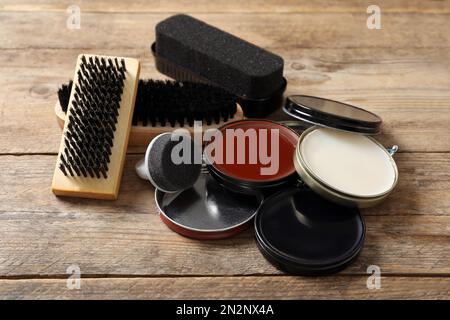 Composizione con accessori per la cura delle scarpe su fondo in legno Foto Stock