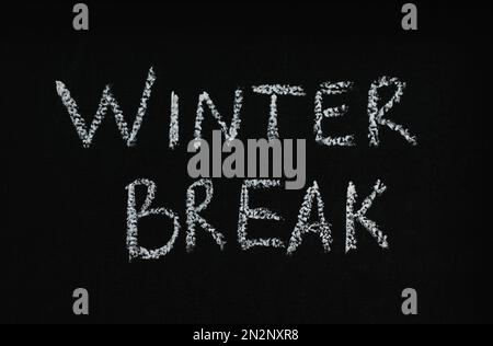 Frase Winter Break scritta sulla lavagna nera. Concetto di vacanza Foto Stock