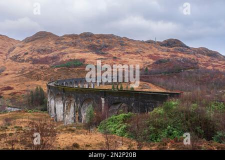 Scozia, Inverness-shire, Glenfinnan. Il Viadotto di Glenfinnan - un ponte ferroviario del 19th ° secolo sulla linea delle Highland occidentali apparso nelle pellicole di Harry Potter Foto Stock