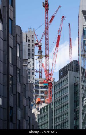 Edifici di uffici in costruzione. Gru da cantiere alte. Nessuna gente. Cielo blu. City of London Financial District, Regno Unito, Europa Foto Stock