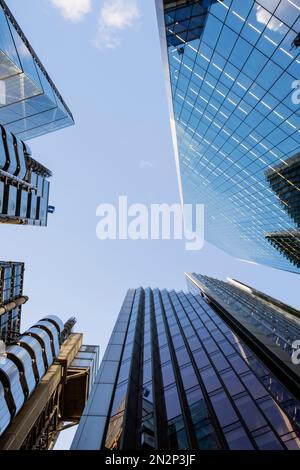 City of London Financial District e CBD. Edifici alti su Lime St., tra cui lo Scalpel (Kohn Pedersen Fox) e i Lloyds di Londra (Richard Rogers) Foto Stock