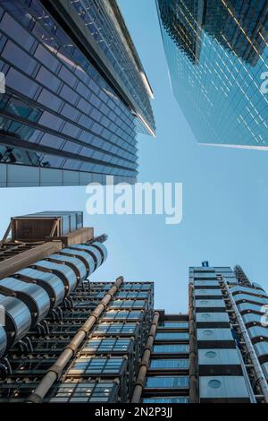 City of London Financial District e CBD. Edifici alti su Lime St., tra cui lo Scalpel (Kohn Pedersen Fox) e i Lloyds di Londra (Richard Rogers) Foto Stock