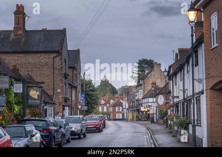 Cookham High Street nella valle del Tamigi. Vista senza persone. Case e spazi di vendita al dettaglio. Berkshire, Inghilterra, Regno Unito Foto Stock