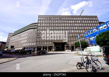 AMBURGO, GERMANIA - 6 LUGLIO 2022: Edificio degli uffici di Springkenhof ad Amburgo, Germania. Si trova nel quartiere Kontorhaus. È stato iscritto come un UNES Foto Stock