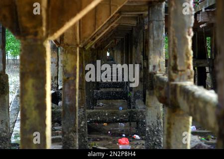 Pilastri o pilastri di cemento Pier Pillars dal lato destro, costruito sulla spiaggia, nel villaggio di Belo Laut durante il giorno Foto Stock