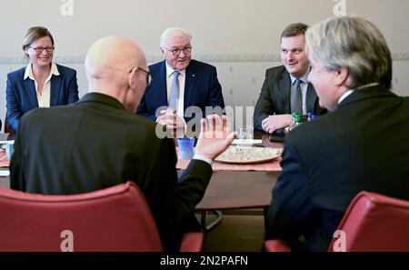 Genf, Svizzera. 07th Feb, 2023. Il presidente tedesco Frank-Walter Steinmeier (centro) incontra Volker Türk (fronte l), Alto Commissario delle Nazioni Unite per i diritti umani. Il Presidente federale ha diverse nomine a Ginevra con il Comitato Internazionale della Croce Rossa. Credit: Britten/dpa/Alamy Live News Foto Stock