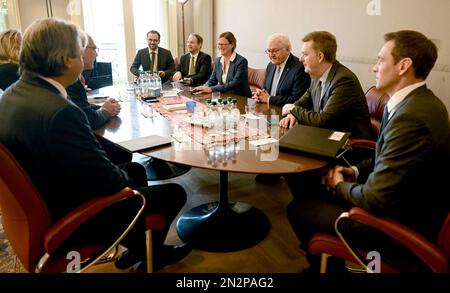 Genf, Svizzera. 07th Feb, 2023. Il presidente tedesco Frank-Walter Steinmeier (3rd di destra) incontra Volker Türk (M-l), Alto Commissario delle Nazioni Unite per i diritti umani. Il Presidente federale ha diverse nomine a Ginevra con il Comitato Internazionale della Croce Rossa. Credit: Britten/dpa/Alamy Live News Foto Stock