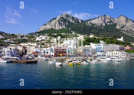 CAPRI, ITALIA - 2 MAGGIO 2022: Splendida vista dal mare del porto di Marina Grande dell'Isola di Capri Foto Stock