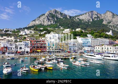 CAPRI, ITALIA - 2 MAGGIO 2022: Splendida vista dal mare del porto di Marina Grande dell'Isola di Capri Foto Stock