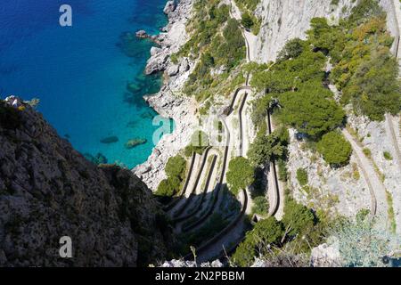 Vista su Via Krupp dai giardini di Augusto decrescente per Marina Piccola mare, l'isola di Capri, Italia Foto Stock