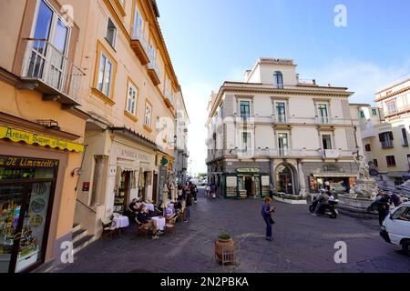 AMALFI, ITALIA - 3 MAGGIO 2022: Piazza principale di Amalfi, Costiera Amalfitana, Italia Foto Stock