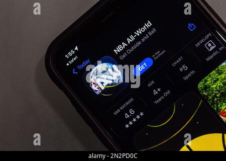 App di NBA All-World, free-to-play ufficialmente autorizzato Geolocation NBA stile di vita e gioco di basket, visto in App Store su un iPhone. Foto Stock