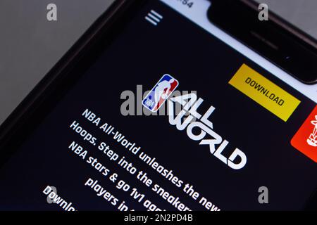 Sito web di NBA All-World, free-to-play ufficialmente autorizzato geolocalizzazione (le località reali) stile di vita NBA e gioco di basket, visto in un iPhone. Foto Stock