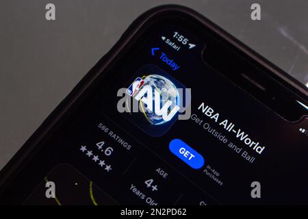 App di NBA All-World, free-to-play ufficialmente autorizzato Geolocation NBA stile di vita e gioco di basket, visto in App Store su un iPhone. Foto Stock