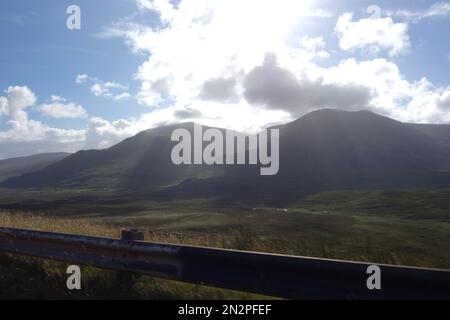 Il Corbetts Beinn Spionnaidh & Cranstackie sulla NC500 dalla A838 strada vicino Durness nel Nord Ovest Sutherland, Highlands scozzesi, Scozia, Regno Unito. Foto Stock