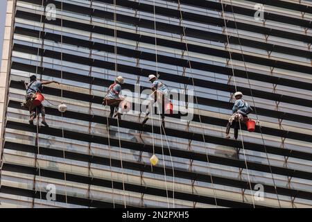 Dhaka, Bangladesh. 07th Feb, 2023. I lavoratori puliscono un muro di un alto edificio sulla Gulshan 2 a Dhaka senza prendere alcuna misura di sicurezza. Credit: SOPA Images Limited/Alamy Live News Foto Stock