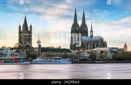 Colonia sul fiume Reno con nave da crociera a Colonia, Germania. Foto Stock