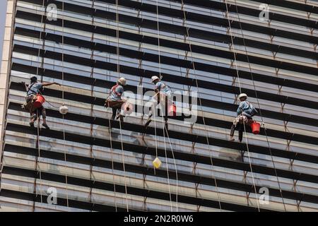 Dhaka, Bangladesh. 07th Feb, 2023. I lavoratori puliscono un muro di un alto edificio sulla Gulshan 2 a Dhaka senza prendere alcuna misura di sicurezza. (Foto di Sazzad Hossain/SOPA Images/Sipa USA) Credit: Sipa USA/Alamy Live News Foto Stock