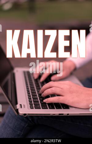 Visualizzazione concettuale Kaizen, Word scritto su una filosofia aziendale giapponese di miglioramento delle pratiche di lavoro Foto Stock