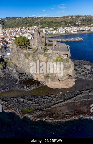 Veduta aerea del Castello Normanno ad Aci Castello, Catania, Sicilia, Italia Foto Stock