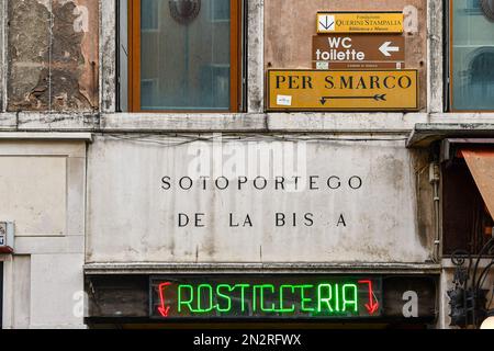 Particolare di segni di varie specie ed epoche su una parete del portico Sotoportego de la Bissa nel sestiere di San Marco, Venezia, Veneto, Italia Foto Stock