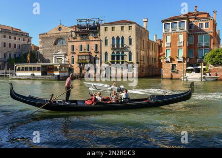 Gondola con turisti sul Canal Grande con la chiesa di San Marcuola sullo sfondo in estate, sestiere di Cannaregio, Venezia, Veneto, Italia Foto Stock
