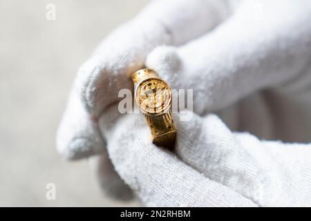 Un raro anello d'oro Tudor, che si pensa appartenesse alla famiglia Boleyn, prima di essere esposto all'Hampton Court Palace, a Richmond upon Thames, sud-ovest di Londra. L'anello fu scoperto in un campo nel Kent, vicino alla casa di campagna di uno dei cugini di Anna Bolena, che visitò con il re Enrico VIII Data immagine: Martedì 7 febbraio 2023. Foto Stock