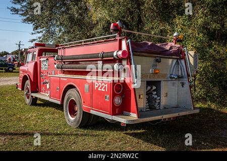 Fort Meade, FL - 22 febbraio 2022: Vista dall'alto dell'angolo posteriore di un camion di fuoco di Ford F900 1981 ad una esposizione locale dell'automobile. Foto Stock