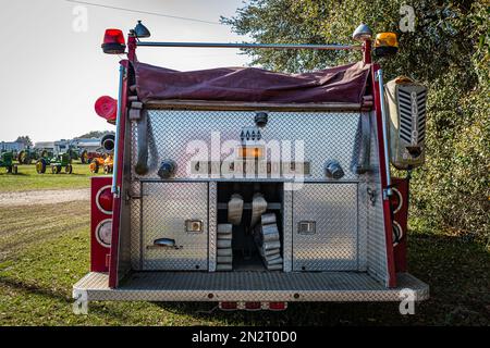 Fort Meade, FL - 22 febbraio 2022: Vista posteriore in prospettiva alta di un camion di fuoco di Ford F900 1981 ad una esposizione locale dell'automobile. Foto Stock