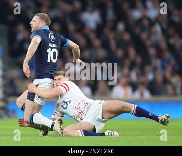 L'inglese Alex Dombrandt affronta il finlandese Russell della Scozia durante la partita della Guinness Six Nations Calcutta Cup tra Inghilterra e Scozia a Twickenh Foto Stock