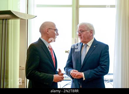 Genf, Svizzera. 07th Feb, 2023. Il presidente tedesco Frank-Walter Steinmeier (r) incontra Volker Türk, Alto Commissario delle Nazioni Unite per i diritti umani. Il Presidente federale ha diverse nomine a Ginevra con il Comitato Internazionale della Croce Rossa. Credit: Britten/dpa/Alamy Live News Foto Stock