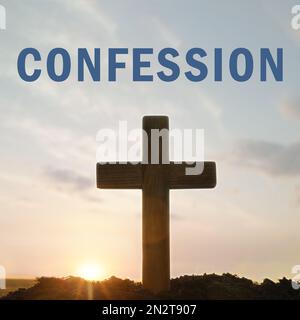 Parola Confessione vicino silhouette di croce cristiana all'aperto all'alba Foto Stock