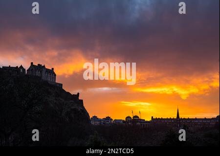 Tramonto di Fiery Orange sul Castello di Edimburgo e sul centro città, Edimburgo, Scozia, Regno Unito Foto Stock