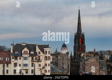 Vista dell'Hub spire, Camera Obscura e Ramsey Gardens Flats, Royal Mile, Edimburgo, Scozia, Regno Unito Foto Stock