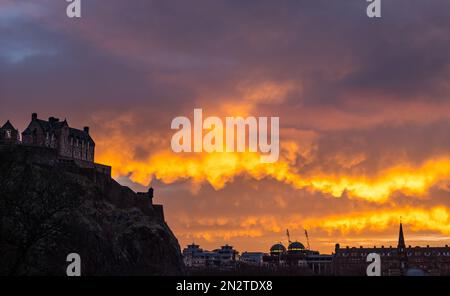 Tramonto di Fiery Orange sul Castello di Edimburgo e sul centro città, Edimburgo, Scozia, Regno Unito Foto Stock