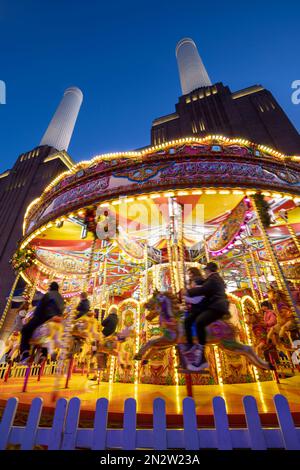 Carousel Outside Battersea Power Station, Battersea, Londra, Inghilterra, Regno Unito, Europa Foto Stock