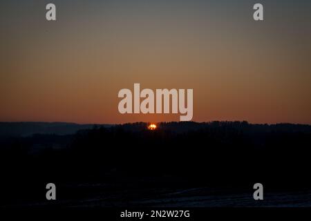 Alba sulla foresta in una fredda mattinata invernale, Waldviertel / Austria Foto Stock