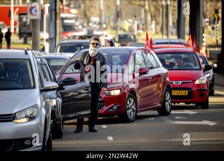 AMSTERDAM - i piloti Uber arrivano con le loro auto alla sede di Uber durante una protesta. In vari paesi, i conducenti stanno combattendo contro ciò che considerano un trattamento ingiusto da parte della compagnia di taxi. ANP ROBIN VAN LONKHUIJSEN olanda fuori - belgio fuori Foto Stock