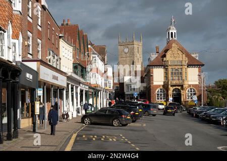 Negozi e municipio lungo la High Street, Marlborough, Wiltshire, Inghilterra, Regno Unito, Europa Foto Stock