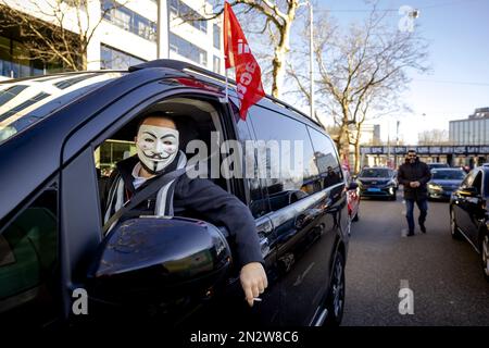 AMSTERDAM - i piloti Uber arrivano con le loro auto alla sede di Uber durante una protesta. In vari paesi, i conducenti stanno combattendo contro ciò che considerano un trattamento ingiusto da parte della compagnia di taxi. ANP ROBIN VAN LONKHUIJSEN olanda fuori - belgio fuori Foto Stock