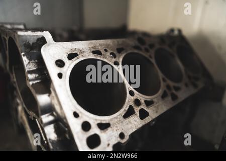 primo piano di un blocco motore in un negozio di riparazione auto, concetto di riparazione auto, meccanico. Foto di alta qualità Foto Stock