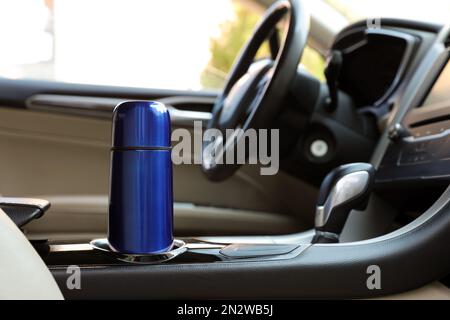 Thermos blu nel supporto all'interno dell'auto Foto Stock