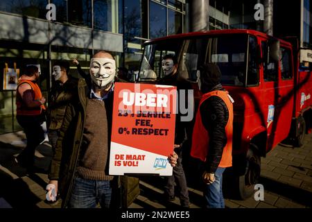 AMSTERDAM - i piloti Uber nella sede di Uber durante una protesta. In vari paesi, i conducenti stanno combattendo contro ciò che considerano un trattamento ingiusto da parte della compagnia di taxi. ANP ROBIN VAN LONKHUIJSEN olanda fuori - belgio fuori Foto Stock